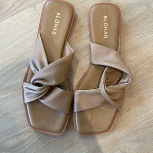 ALOHAS nude sandals